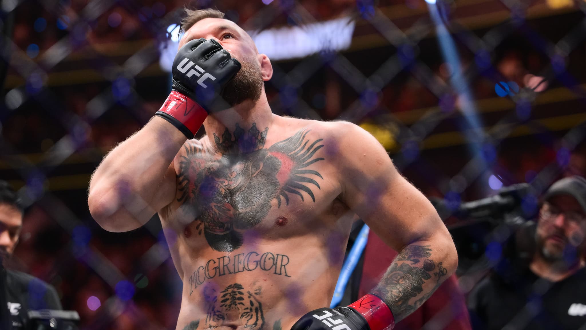 https://images.bfmtv.com/5J2aG4k7iMXnVm1udM4Ar-2lnT4=/0x0:2048x1152/images/Conor-McGregor-l-air-depite-les-yeux-dans-le-vide-apres-sa-defaite-sur-blessure-contre-Max-Holloway-pour-son-retour-5-ans-apres-dans-la-cage-de-l-UFC-dimanche-12-juillet-2026-2319535.jpg