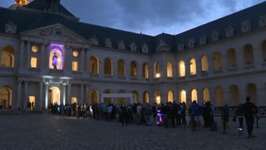 La file d'attente devant les Invalides ce jeudi soir.