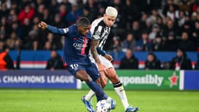 Ousmane Dembélé au duel avec Bruno Guimaraes lors de PSG-Newcastle (1-1, Ligue des champions), le 28 novembre 2023