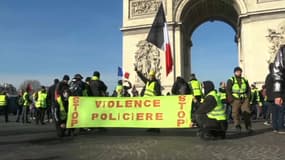 Plusieurs centaines de gilets jaunes bloquent la circulation sur les Champs-Élysées