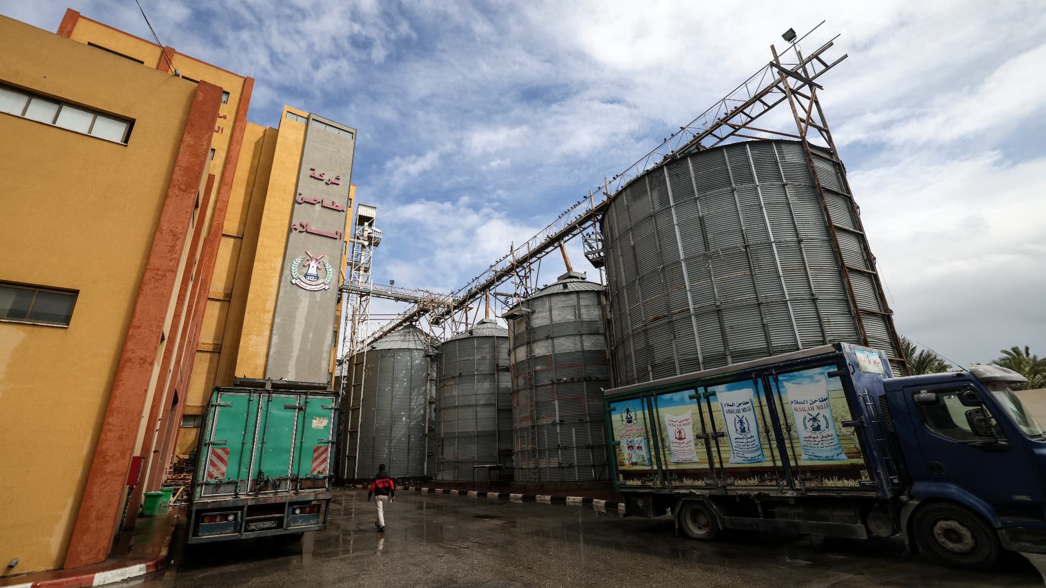 Des camions sont garés devant un moulin à blé à Deir al-Balah, dans le centre de la bande de Gaza, le 12 mars 2022. (photo d'illustration)