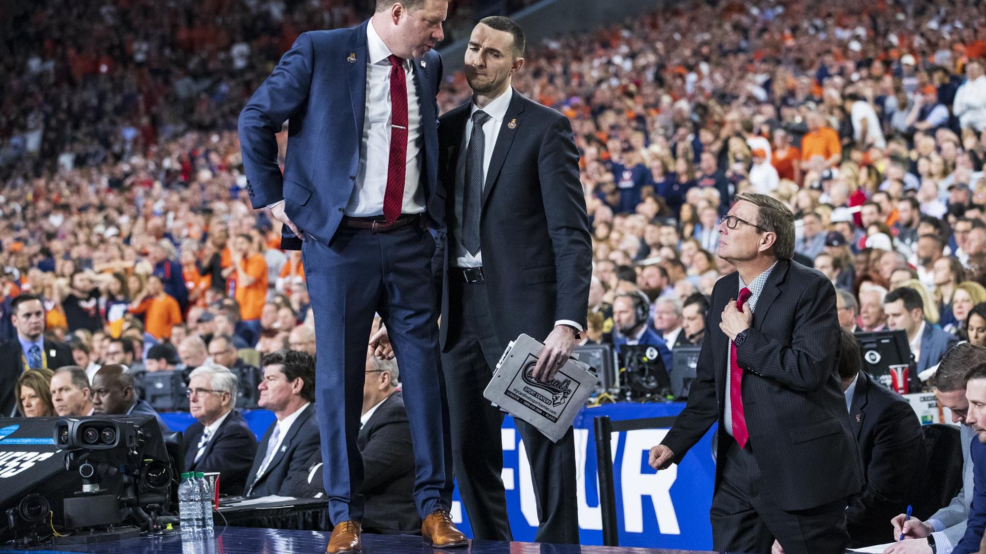 Max Lefèvre (en noir) avec Chris Beard lors du Final Four NCAA 2019 Max Lefèvre (en noir) avec Chris Beard lors du Final Four NCAA 2019