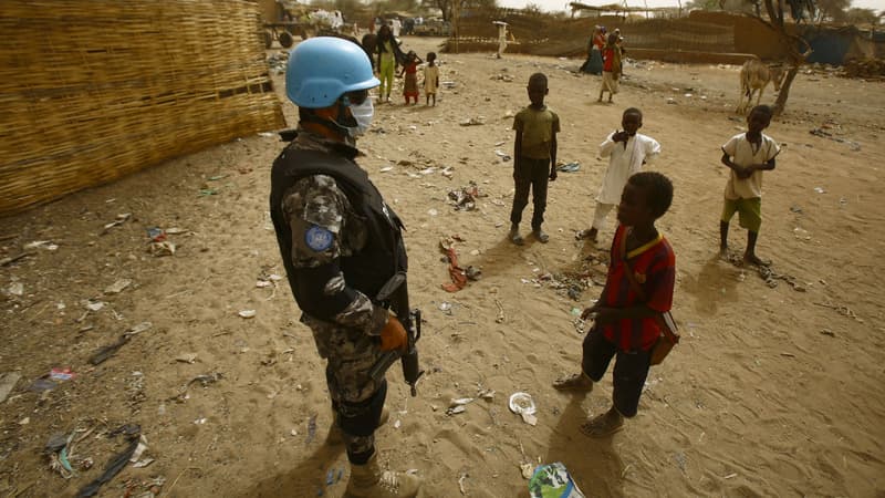 Un soldat de l'Union Africaine et des Nations Unies au Darfour dans un camp de déplacés en avril 2016
