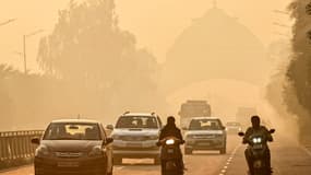 Des automobilistes roulent dans une rue engloutie par le smog à la périphérie d'Amritsar, le 4 novembre 2024.