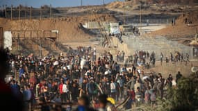 Des Palestiniens se rassemblent à un point de distribution d'aide mis en place par la Fondation humanitaire de Gaza (GHF), près du camp de réfugiés de Nuseirat, dans le centre de la bande de Gaza, le 25 juin 2025.