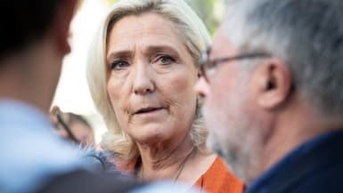 Marine Le Pen lors de sa visite sur la place de la Paix à Nouméa, dans la collectivité française d'outre-mer de Nouvelle-Calédonie, le 28 mai 2025.