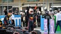 Le Néerlandais Max Verstappen salue le public après avoir pris la pole position, le 23 octobre 2021 au GP des Etats-Unis à Austin