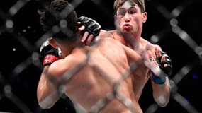 Darren Till (de face) lors de son combat face à Kelvin Gastelum à l'UFC 244, en novembre 2019 à New York