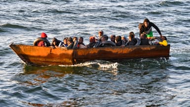 Des migrants en bateau arrêtés en mer au large de Sfax en Tunisie par les autorités tunisiennes alors qu'ils tentent de gagner l'Italie, le 4 octobre 2022