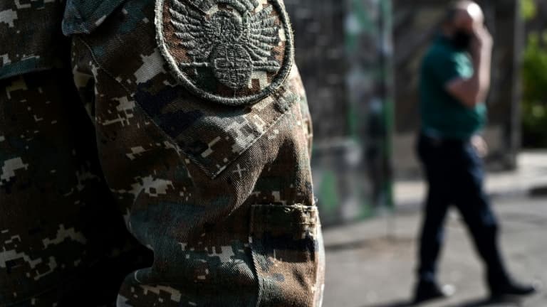 Un homme avec un badge de l'Armée de défense du Karabakh sur son uniforme devant le commissariat militaire d'Erevan, le 30 septembre 2020.