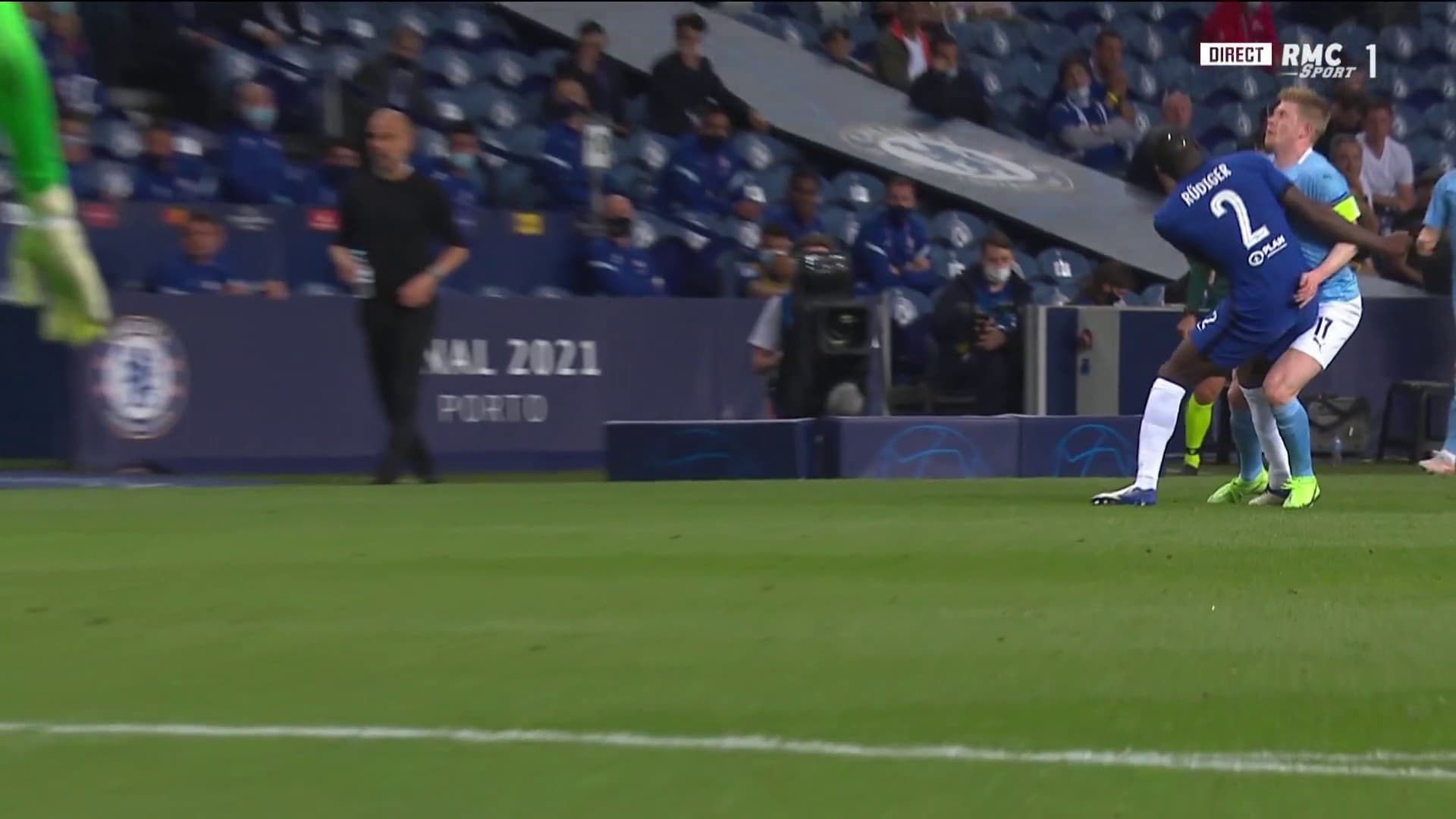 Choc terrible entre Rudiger et De Bruyne Choc terrible entre Rudiger et De Bruyne