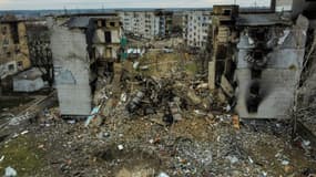 Vue aérienne réalisée le 6 avril 2022, montrant des immeubles d'habitation détruites par des bombardements russes dans la ville de Borodianka, au nord-ouest de Kiev