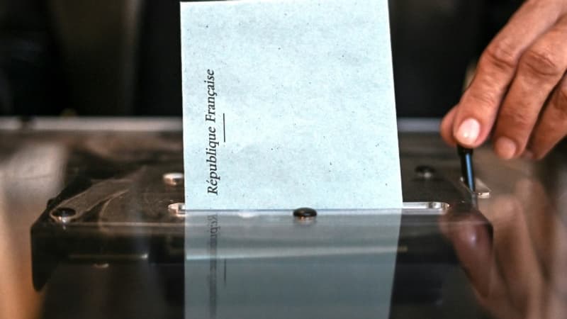 Présidentielle 2022: les bureaux de vote ont ouvert pour le second tour