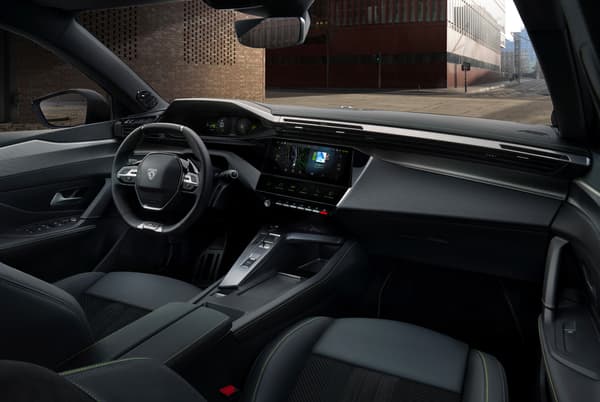 La 308 inaugure aussi une nouvelle déclinaison du "e-cockpit", le poste de conduite de Peugeot. Il dispose de deux écrans: un principal faisant 10 pouces et un autre, sorte de bandeau personnalisable pour installer ses fonctions préférées. La 308 inaugure aussi une nouvelle déclinaison du "e-cockpit", le poste de conduite de Peugeot. Il dispose de deux écrans: un principal faisant 10 pouces et un autre, sorte de bandeau personnalisable pour installer ses fonctions préférées.