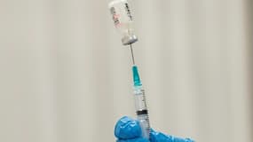 Une infirmière prépare une seringue contenant le vaccin Pfizer contre le coronavirus, le 22 avril 2021 à Worcester (Etats-Unis)