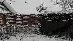 Les flocons de neige tombent sur Chuelles dans le Loiret - Témoins BFMTV