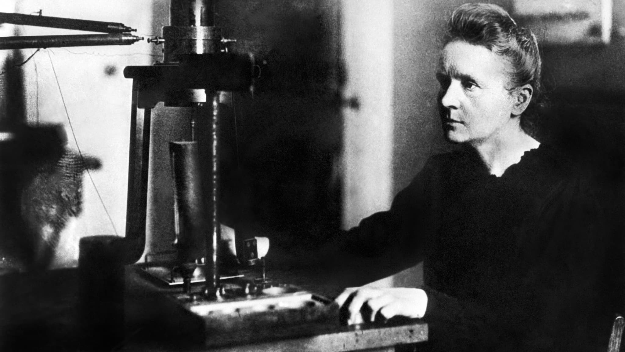 Photo datant de 1925 de Marie Curie en train de travailler dans le laboratoire de l'université à Paris. Photo datant de 1925 de Marie Curie en train de travailler dans le laboratoire de l'université à Paris.