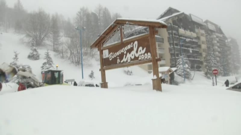 La station d'Isola 2000 dans les Alpes-Maritimes est coupée du monde depuis dimanche à cause du risque d'avalanches. 