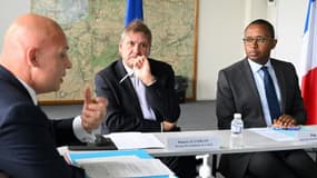 Le ministre de l'Education nationale Pap Ndiaye (d) et le recteur de l'académie de Créteil Daniel Auverlot (g) visitent une cellule de recrutement, le 23 août 2022 à Créteil, près de Paris