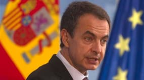 Le président du gouvernement espagnol, José Luis Rodriguez Zapatero, a dissous lundi le parlement, prélude aux élections législatives du 20 novembre qui devraient déboucher sur le retour de la droite au pouvoir. /Photo prise le 26 septembre 2011/ REUTERS/
