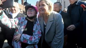 Marine Le Pen, candidate RN à la présidentielle, pose pour un selfie lors d'une visite à Armantière, le 11 mars 2022 dans le Nord