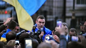 L'ex-champion de boxe Vitali Klitschko, ici à Londres le 26 mars, a annoncé le retrait de sa candidature à l'élection présidentielle en Ukraine prévue le 25 mai prochain.