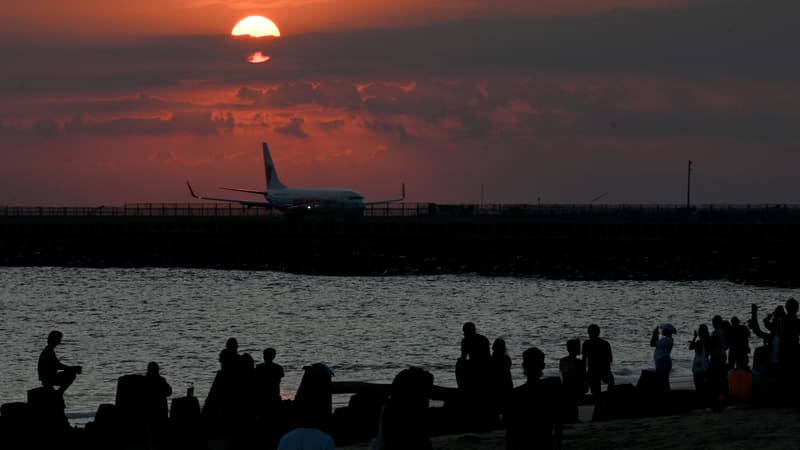 Un avion atterrit à l'aéroport de Denpsar à Bali le 23 mai 2022