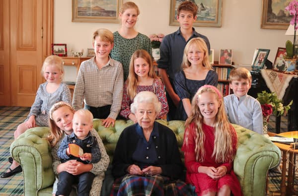 La reine Elizabeth II entourée de ses petits-enfants et arrière petits-enfants.