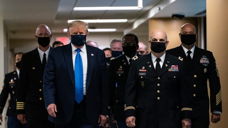 Donald Trump portant un masque - Image d'illustration 
