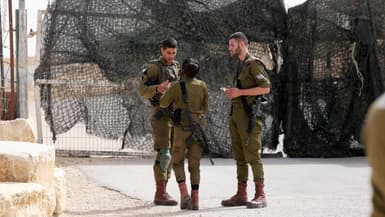 Des soldats israéliens devant la base militaire du Mont Harif près de Mitzpe Ramon, en Israël, le 3 juin 2023