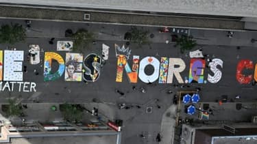 Une fresque géante en soutien au mouvement Black Lives Matter est érigée pour la première fois en Français, à Montréal, Québec, le 15 juillet 2020