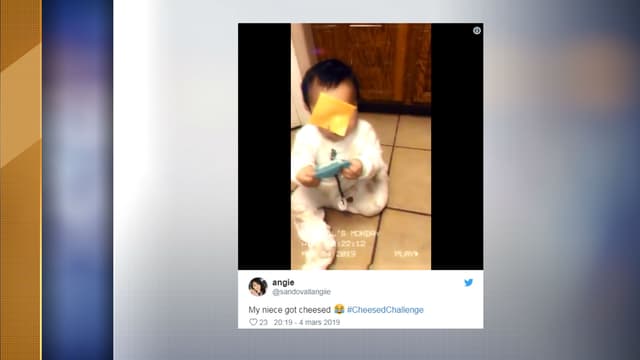 Un enfant qui a reçu une tranche de fromage à l'occasion du #CheeseChallenge.