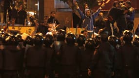 Opposants anti-Morsi face aux forces de l'ordre.
