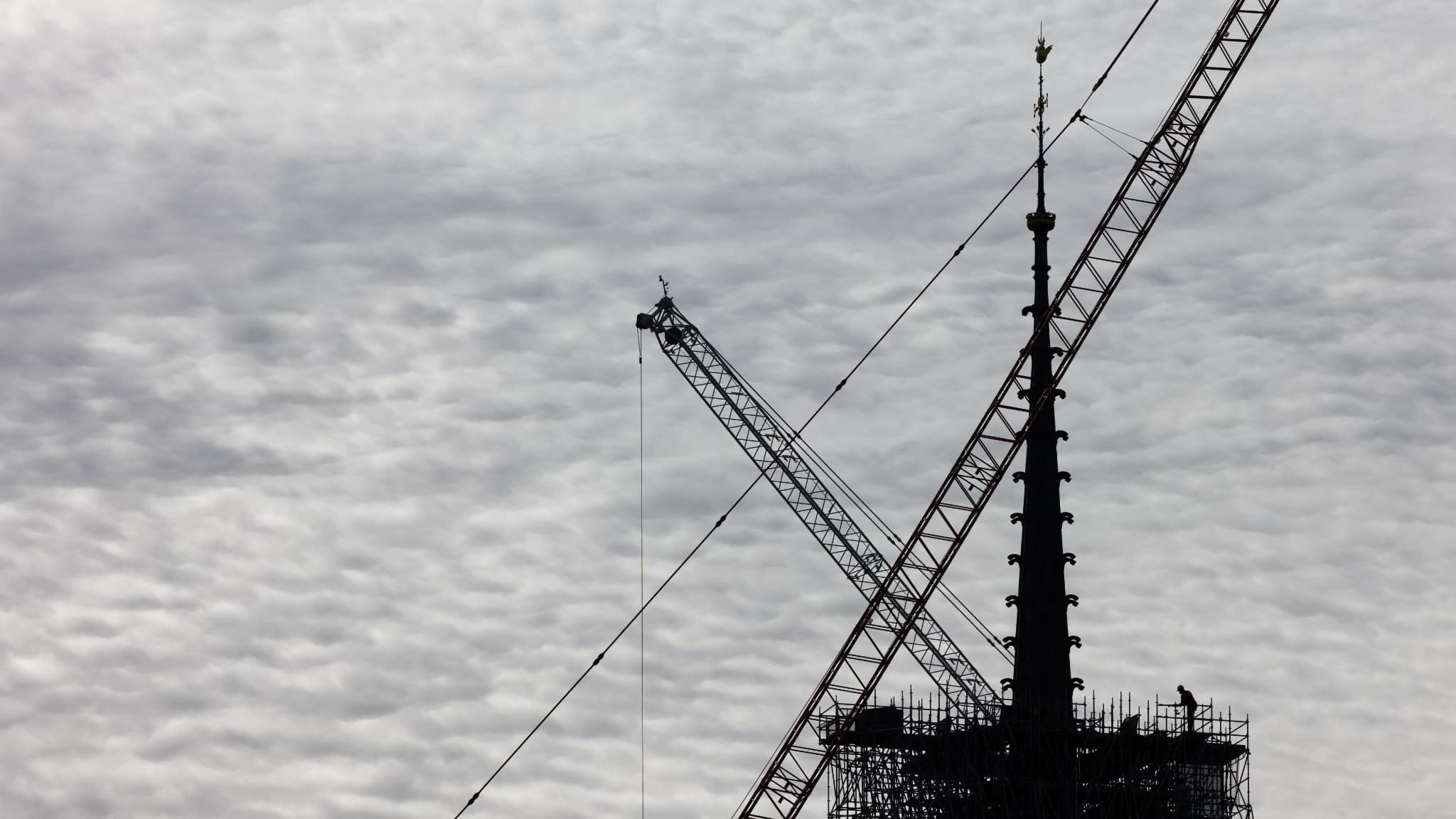 La dépose des échafaudages autour de la flèche de la cathédrale Notre-Dame de Paris après son installation le 15 février 2024.