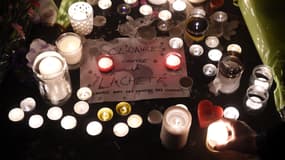 Un hommage aux victimes devant le restaurant "La belle Equipe", à Paris, samedi.