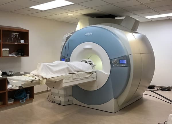 Scanner fMRI utilisé pour les expériences sur les alertes de sécurité