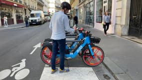 L'interdiction des trottinettes en libre-service pousse les Parisiens à opter plus souvent pour le vélo. 