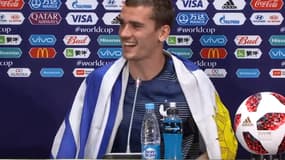 Antoine Griezmann avec le drapeau de l'Uruguay