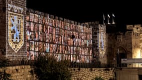 Des images des otages enlevés par des militants palestiniens lors de l'attaque du 7 octobre et actuellement détenus dans la bande de Gaza sont projetées sur les murs de la vieille ville de Jérusalem, le 6 novembre 2023.