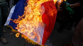 Ce week-end, de nombreux drapeaux français ont été brûlés par des fondamentalistes, comme ici à Gaza, en Palestine.