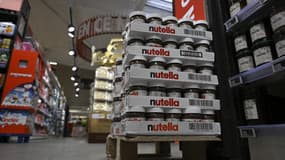Cette photographie prise le 3 novembre 2022 montre des palettes de Nutella empilées dans un rayon de supermarché à Septèmes-les-Vallons près de Marseille.