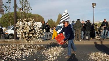 Environ 300 ostréiculteurs ont déversé des tas de coquilles d'huîtres sur le pont de l'Alma, non loin des Champs-Elysées, à Paris, pour interpeller les pouvoirs publics sur les difficultés de leur profession. /Photo prise le 5 mai 2010/REUTERS/Benoît Tess