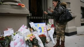 Des fleurs et des messages déposés devant le bâtiment où deux enfants ont été assassinés par leur nounou le 26 octobre 2012 à New York