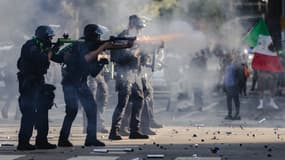 Des policiers tirent lors des manifestations contre la politique migratoire de Donald Trump, le 9 juin 2025
