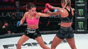Lucie Bertaud (de face) lors de son combat à Bercy avec le Bellator en octobre 2020