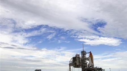 La navette Discovery sur son pas de tir, à cap Canaveral. Le lancement, initalement prévu le 5 novembre, n'est pas prévu avant le 3 décembre en raison de problèmes techniques. /Photo prise le 4 novembre 2010/REUTERS/Scott Audette