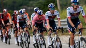 Les coureurs du Giro et le maillot rose Primoz Roglic sur la 3e étape dimanche 11 mai 2025