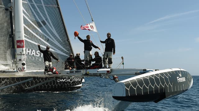 L'équipage de "L'Hydroptère" quitte la baie de Los Angeles (Etats-Unis) le 22 juin 2015