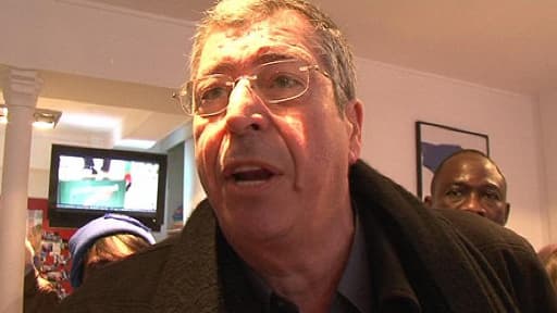 En colère, Patrick Balkany pique la caméra de BFMTV dans sa permanence de Levallois
