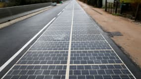 Une route de panneaux solaires est photographiée le 22 décembre 2016, après son inauguration à Tourouvre, en Normandie, dans le nord-ouest de la France. 